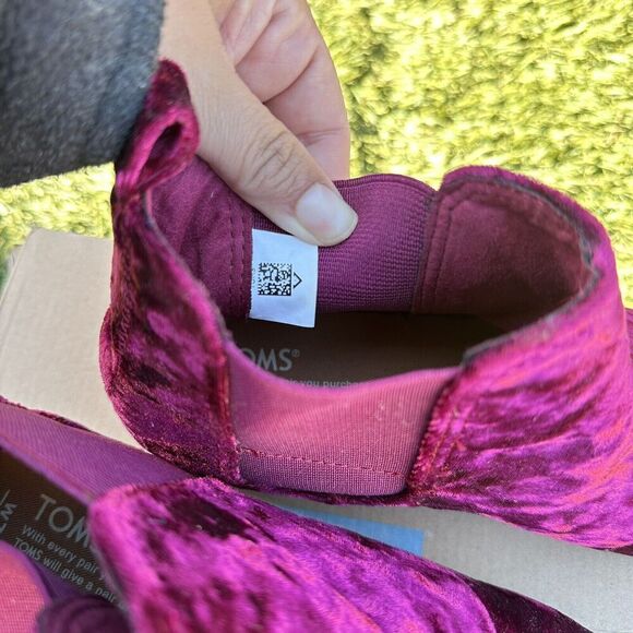 NIB Toms Crushed Velvet Ella Chelsea Boot Cherry Size 7 Whimsigoth - Picture 8 of 10